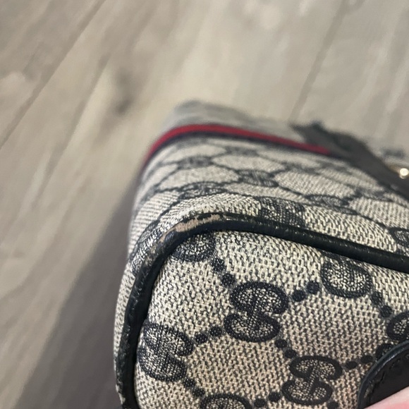 Authentic Gucci Purse *generic insert inside* - Picture 8 of 12